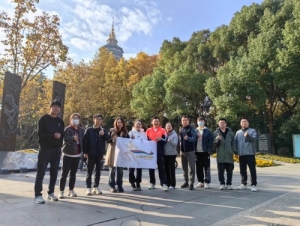 跑步讓身體薄一點(diǎn)，讀書讓思想厚一點(diǎn)。